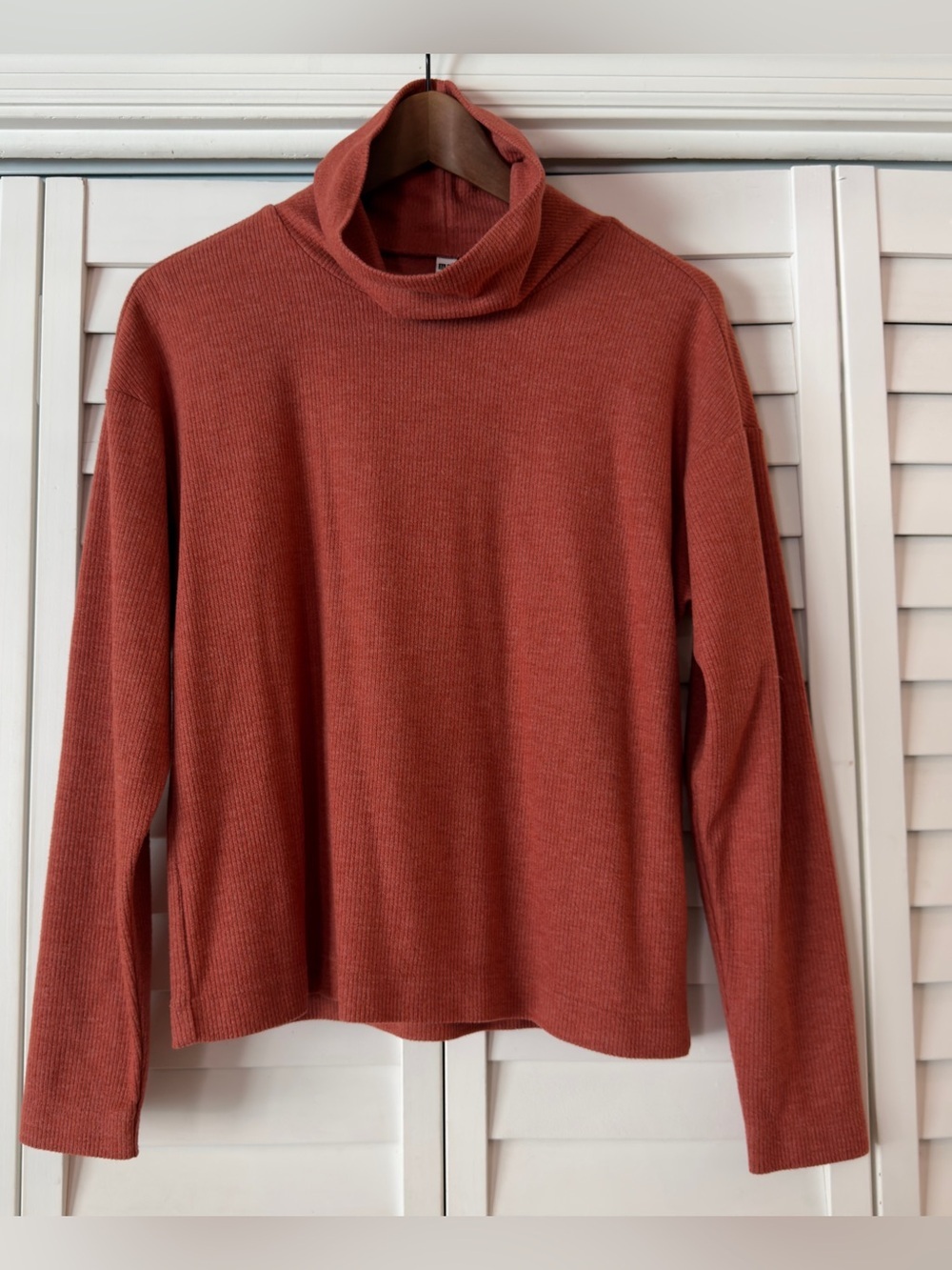 Uniqlo Turtleneck Heattech Rust - Size M